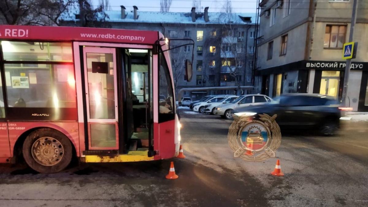 В Саратове троллейбус №2А сбил женщину на Соборной