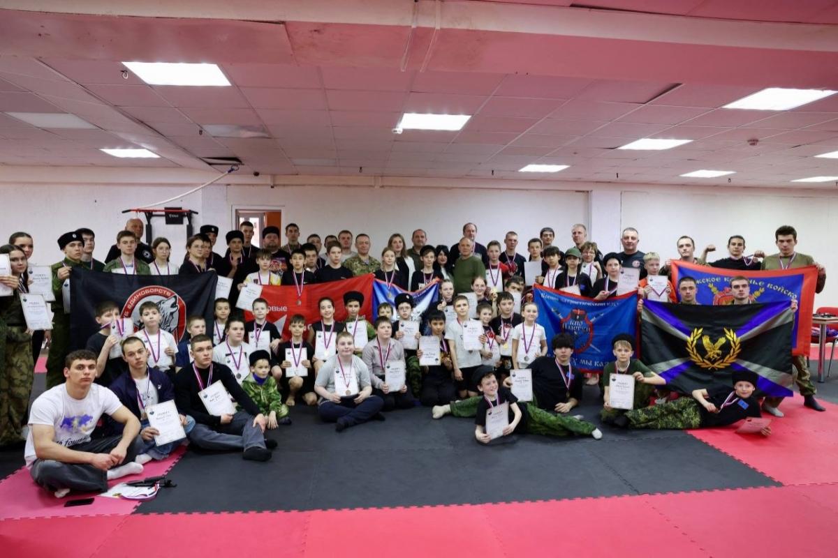 Саратовский депутат Калинин наградил победителей турнира по ножевому бою 