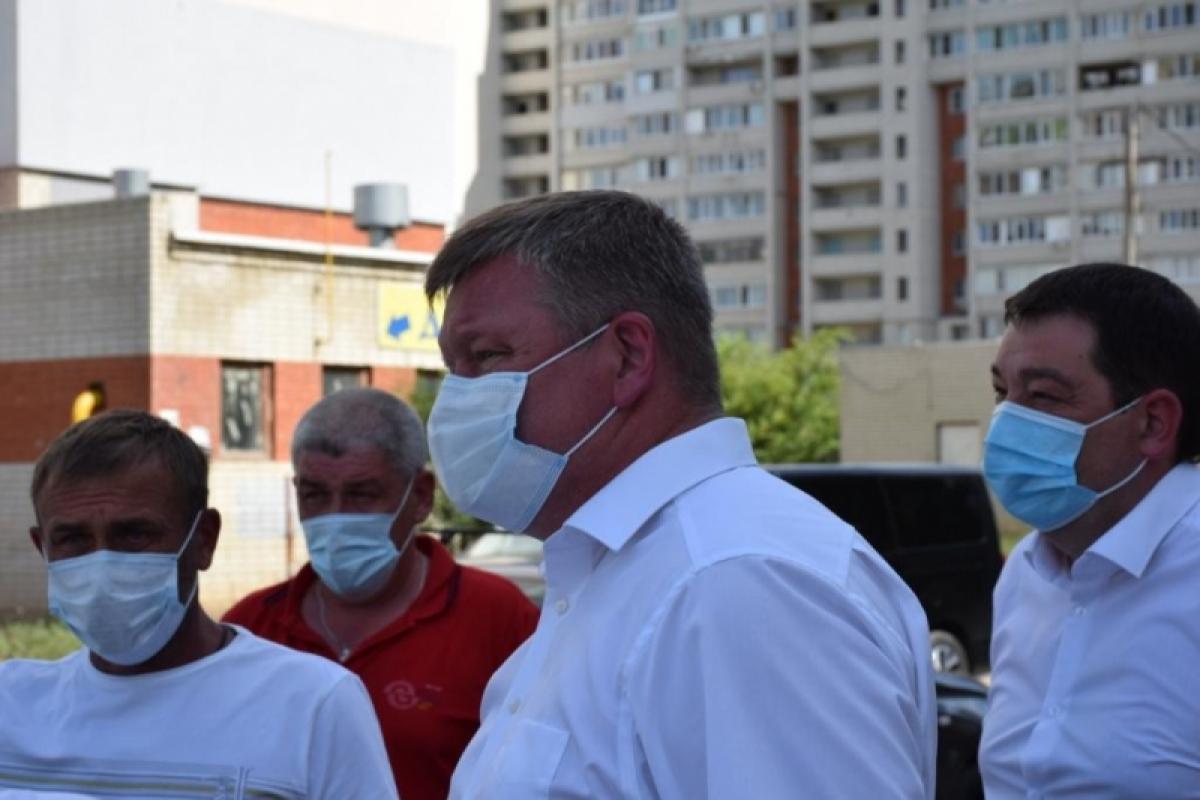 Исаев распорядился убрать зеленые зоны, которые мешают реконструкции тротуаров