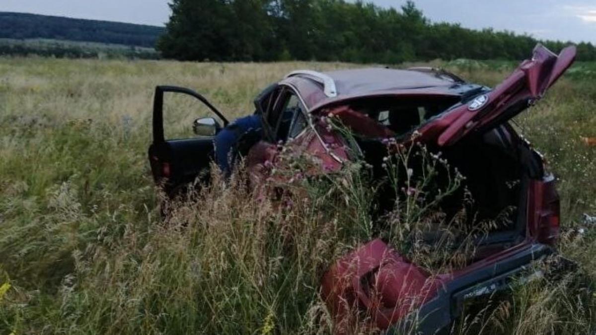 Под Саратовом погибли водитель и пассажирка в перевернувшейся иномарке