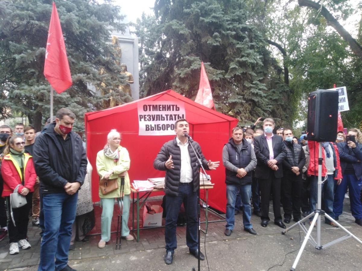 «Как они боятся!»: в Саратове прошел митинг КПРФ за отмену итогов прошедших выборов 
