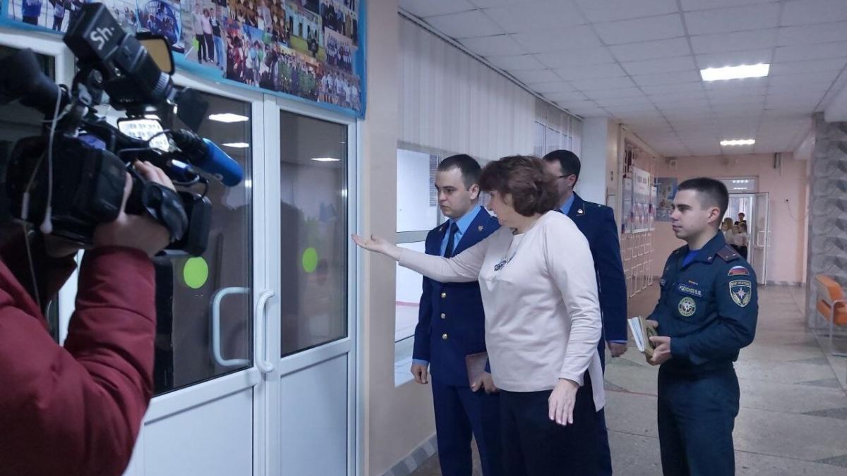 Филипенко поручил проверить информацию о замерзающих детях в школе № 60