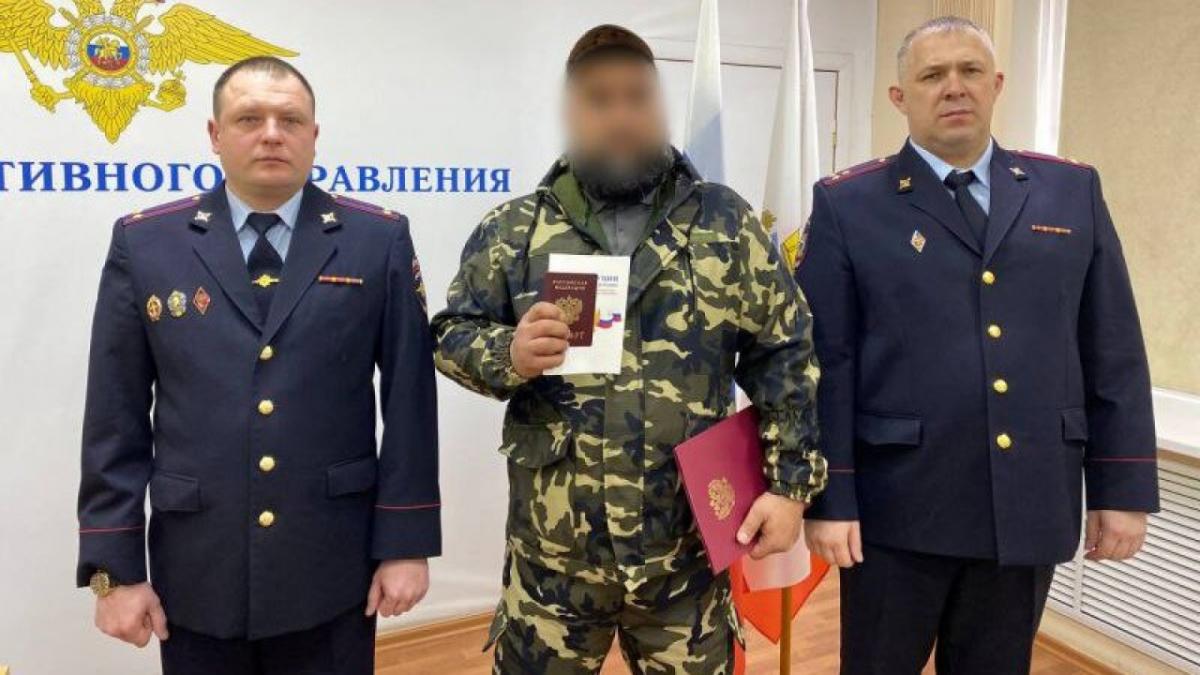 В Саратове участнику СВО из ближнего зарубежья вручили паспорт РФ