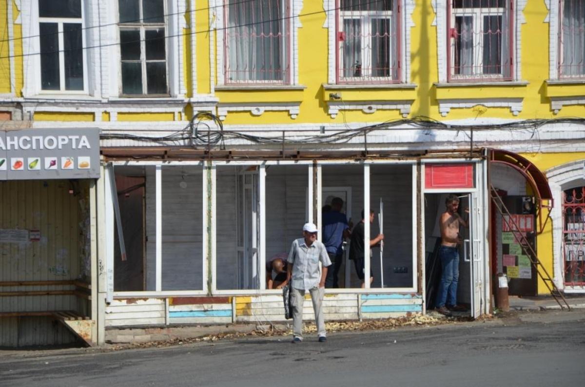 В Саратове на ул. Радищева собственник «добровольно» убирает ларьки после отключения ему света