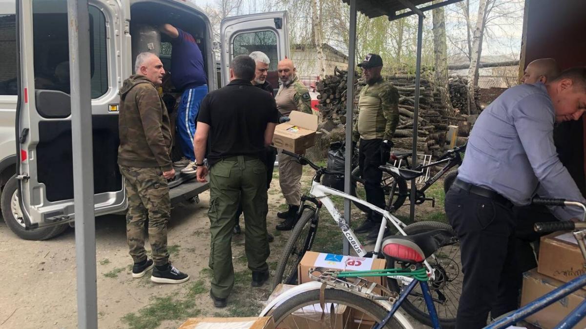 Калинин передал гуманитарный груз в Сватово и бойцам 94-го полка