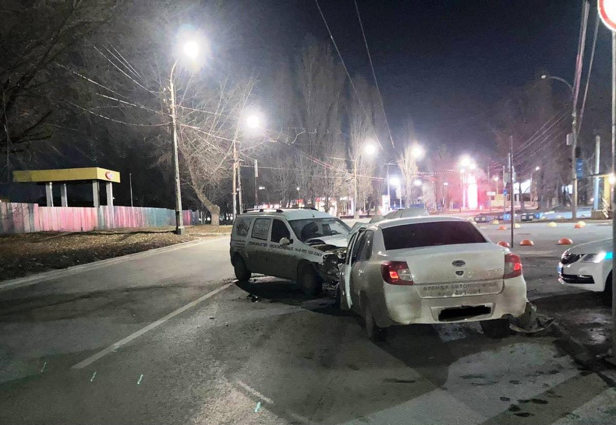 В Саратове столкнулись «Ларгус» и «Датсун»: пострадали трое взрослых и ребенок