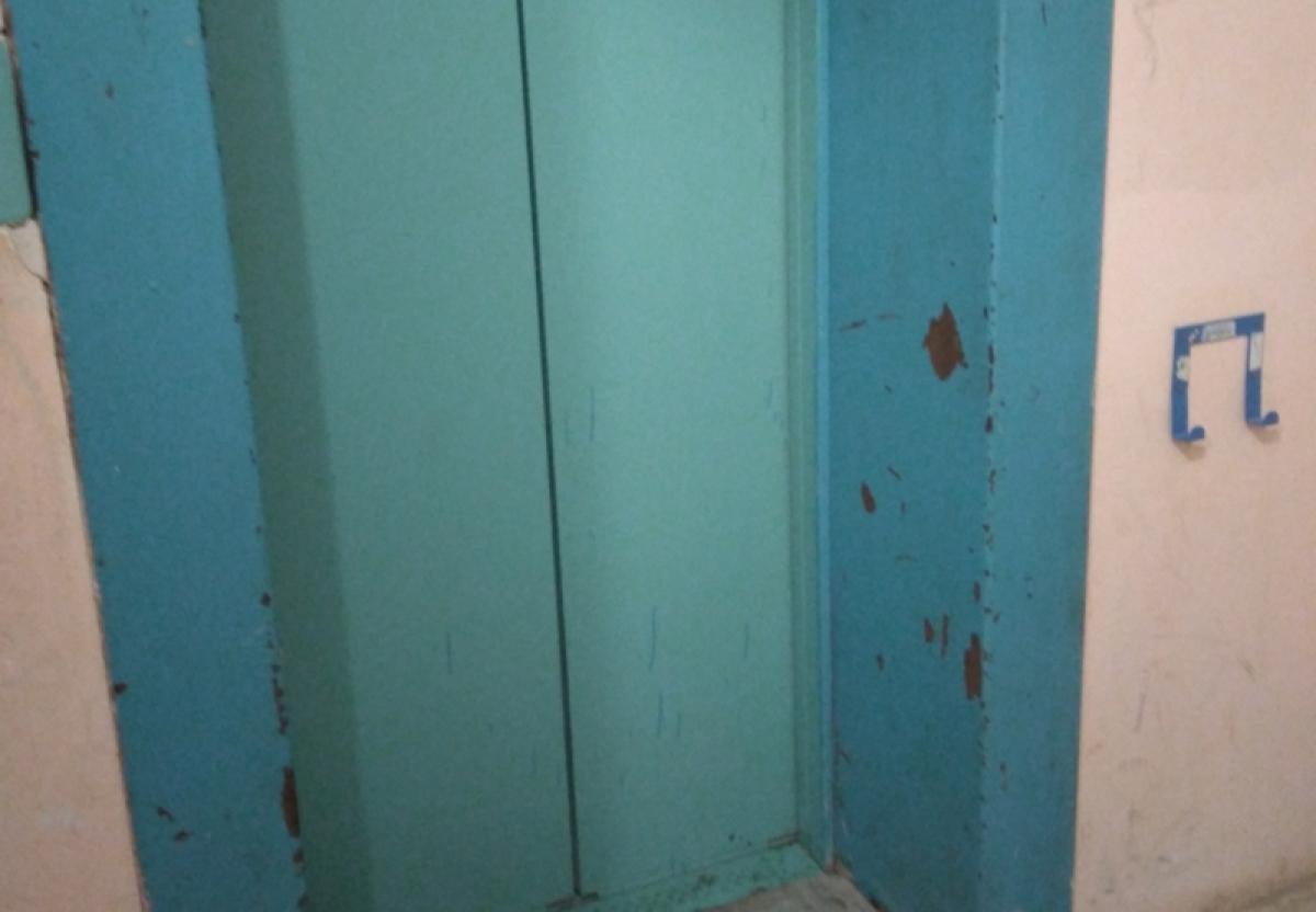 Уголовник напал на жительницу многоквартирного дома и изнасиловал ее в лифте