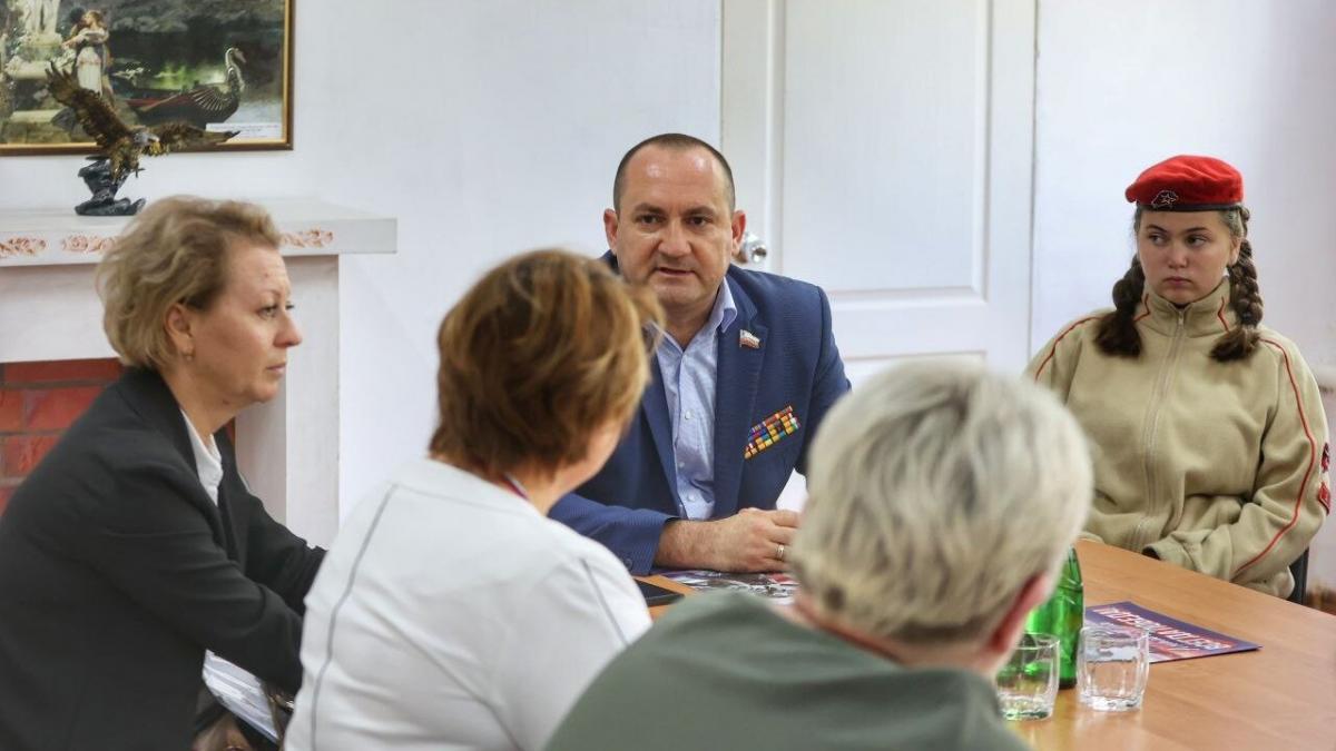 Калинин передал трофей для посвященной СВО экспозиции в Озинском музее