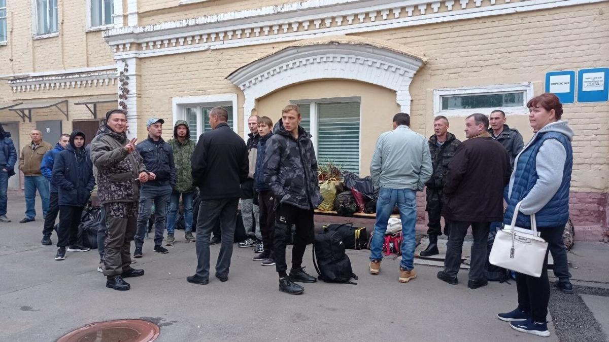 Частичная мобилизация в Энгельсе: власти проводили земляков к месту учебной подготовки