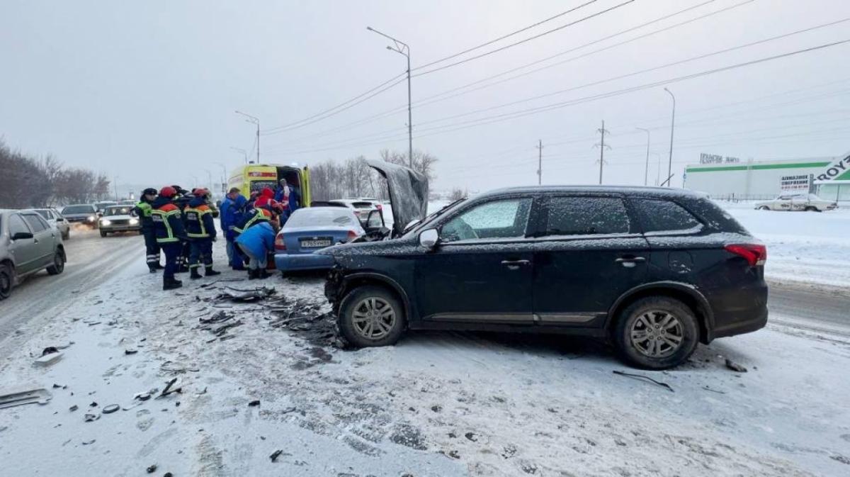 Спасатели извлекли 22-летнюю девушку из Hyundai после ДТП на Усть-Курдюмской