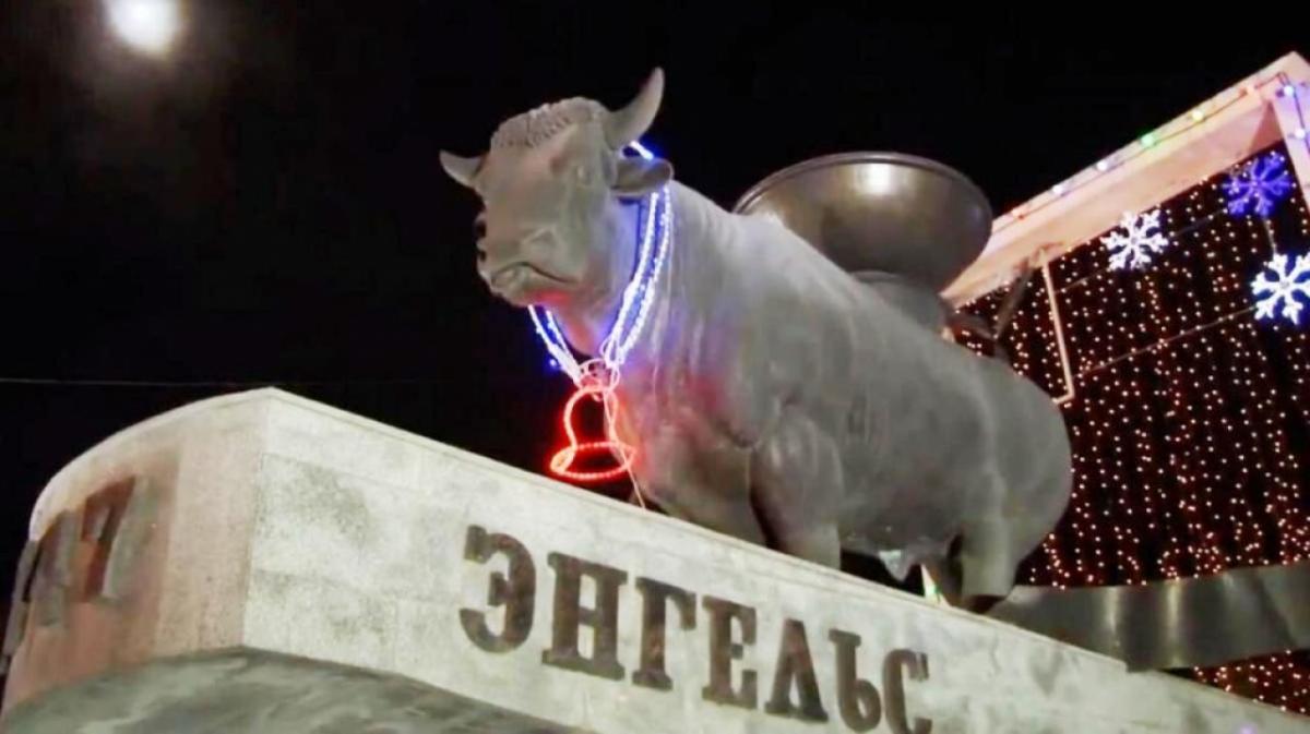 В Энгельсе демонтируют и отключают от сети незаконные электронные билборды