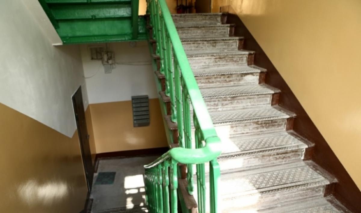 Выбежавший в подъезд с двумя ножами юноша убил пожилых супругов 