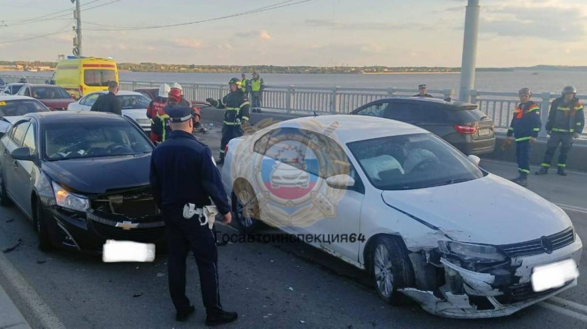 В массовом ДТП на мосту Саратов-Энгельс пострадал водитель «Лады»
