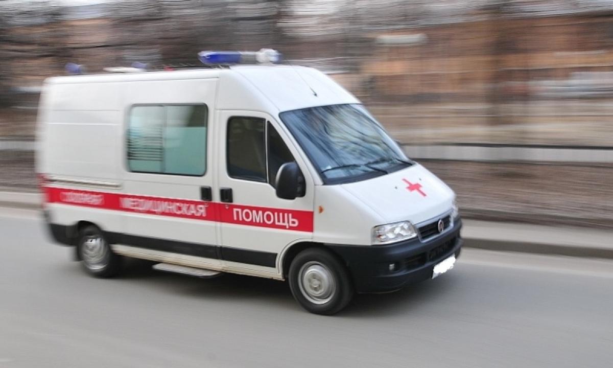 В Саратовской области 2-летний ребенок выпал с балкона 5 этажа, пока его мать пьянствовала