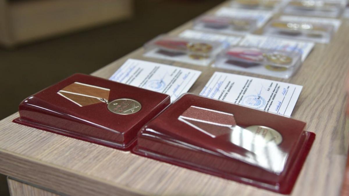 В Балаково родным погибших участников СВО вручили медали «За ратную доблесть»