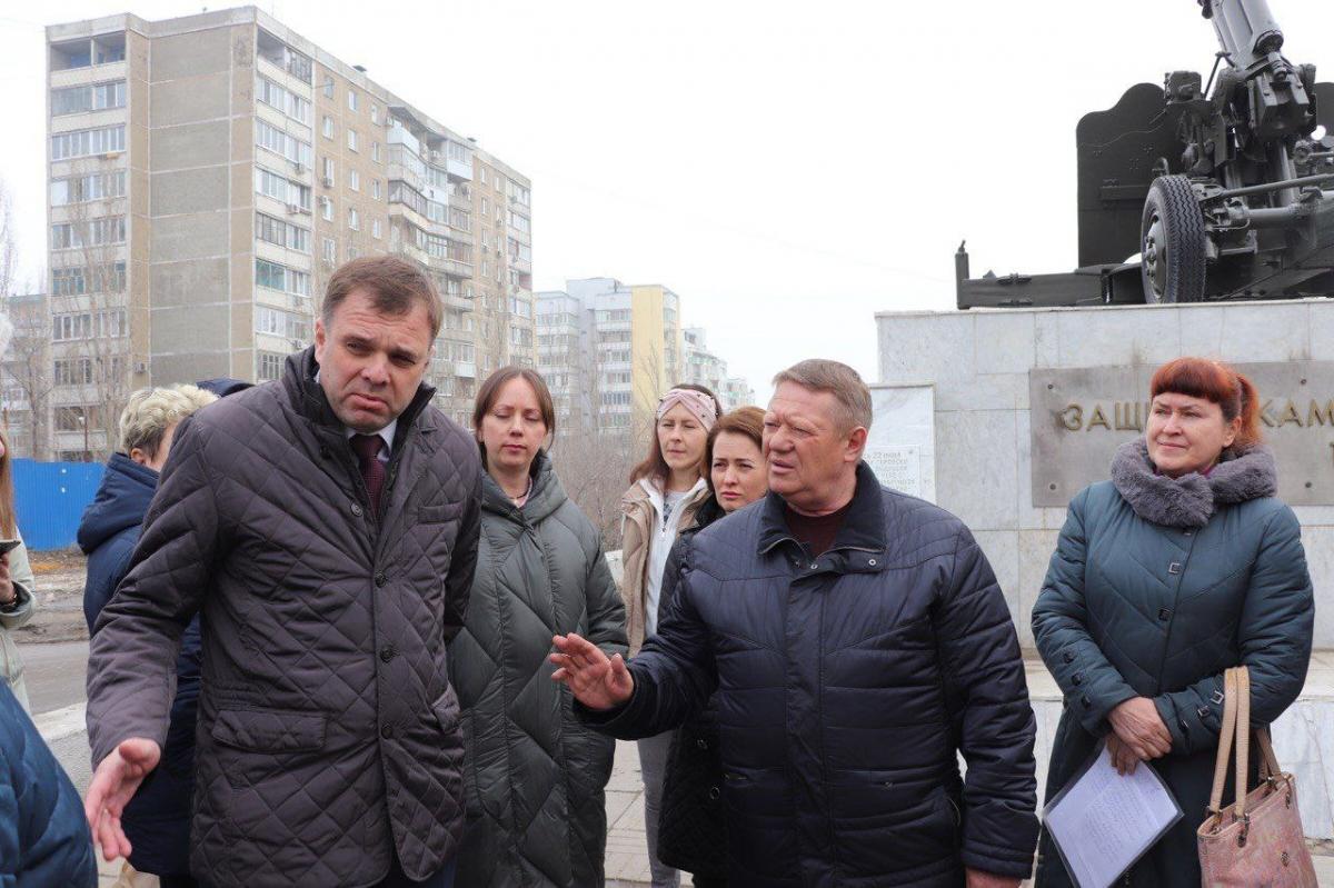 Саратовцы выступают против строительства коммерческого здания у памятника защитникам саратовского неба