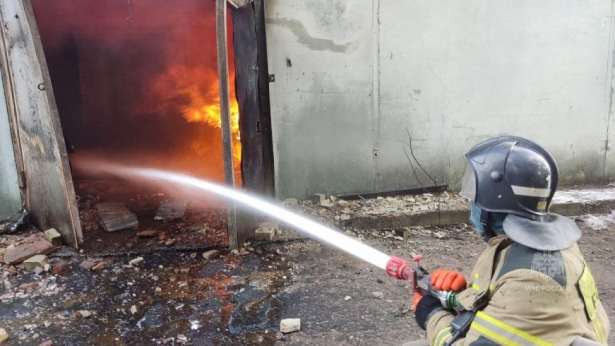 В Усть-Курдюме ночью произошел пожар в бане с отдыхающей молодежью