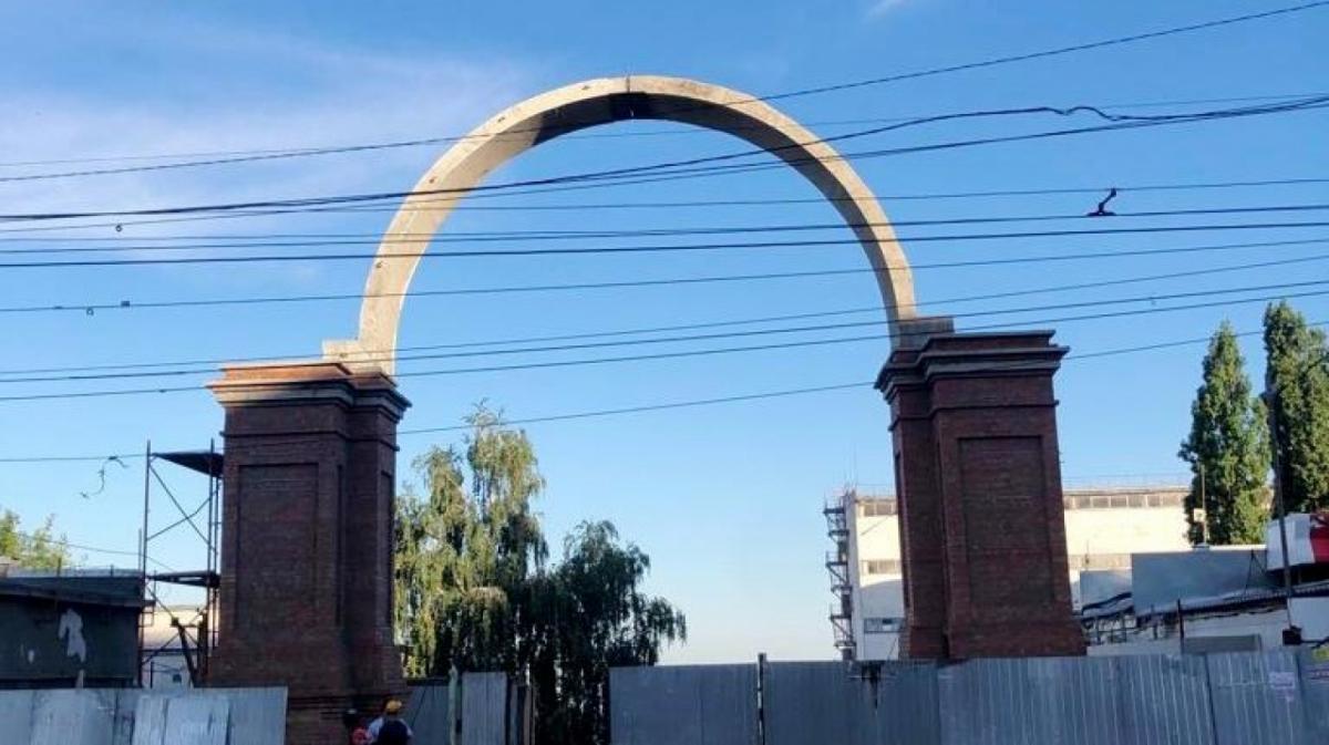 В Саратове строители установили свод будущей Триумфальной арки 