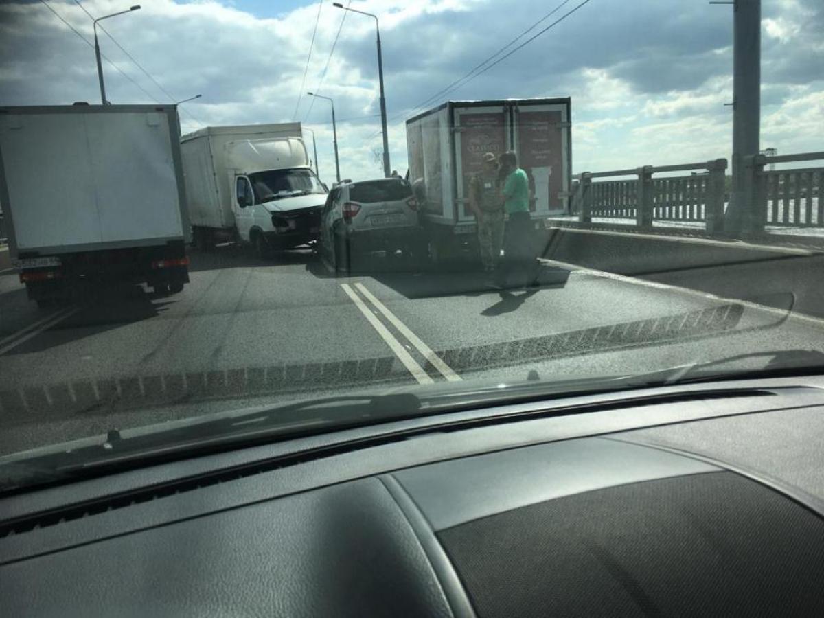 Из-за ДТП движение на мосту «Саратов-Энгельс» полностью парализовано