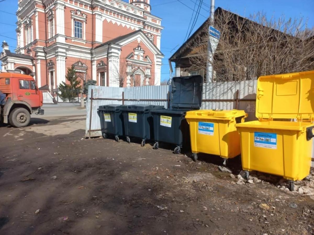 Власти Саратова объяснили, почему не закрываются крышки мусорных контейнеров, как в Европе