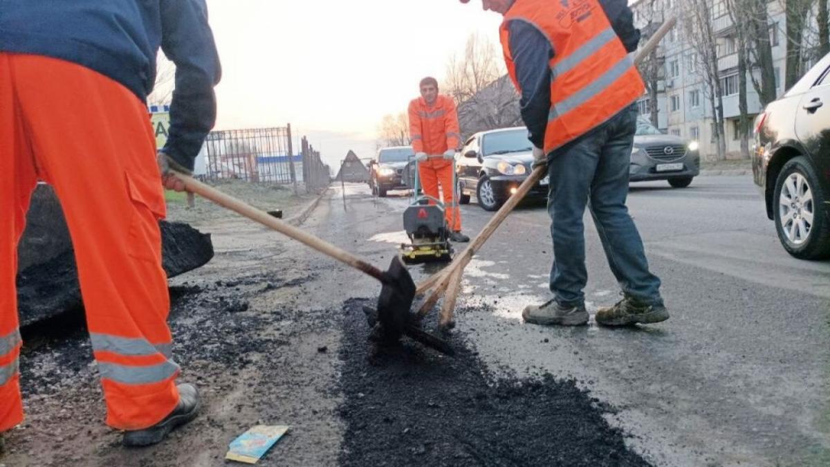 В Саратове ищут дорожных рабочих на зарплату от 180 тысяч рублей