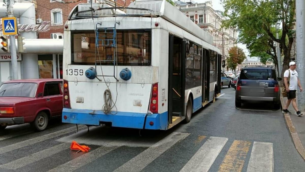 В саратовском троллейбусе упала и получила травмы пожилая пассажирка