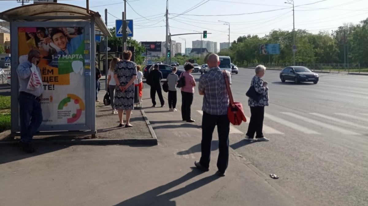 Саратовские вандалы разбили стекла остановки в Заводском районе