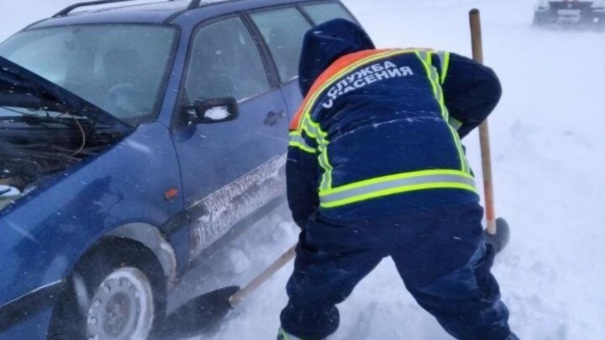 Под Саратовом эвакуировали 2 замерзающих мужчин из сломанной «Тойоты»