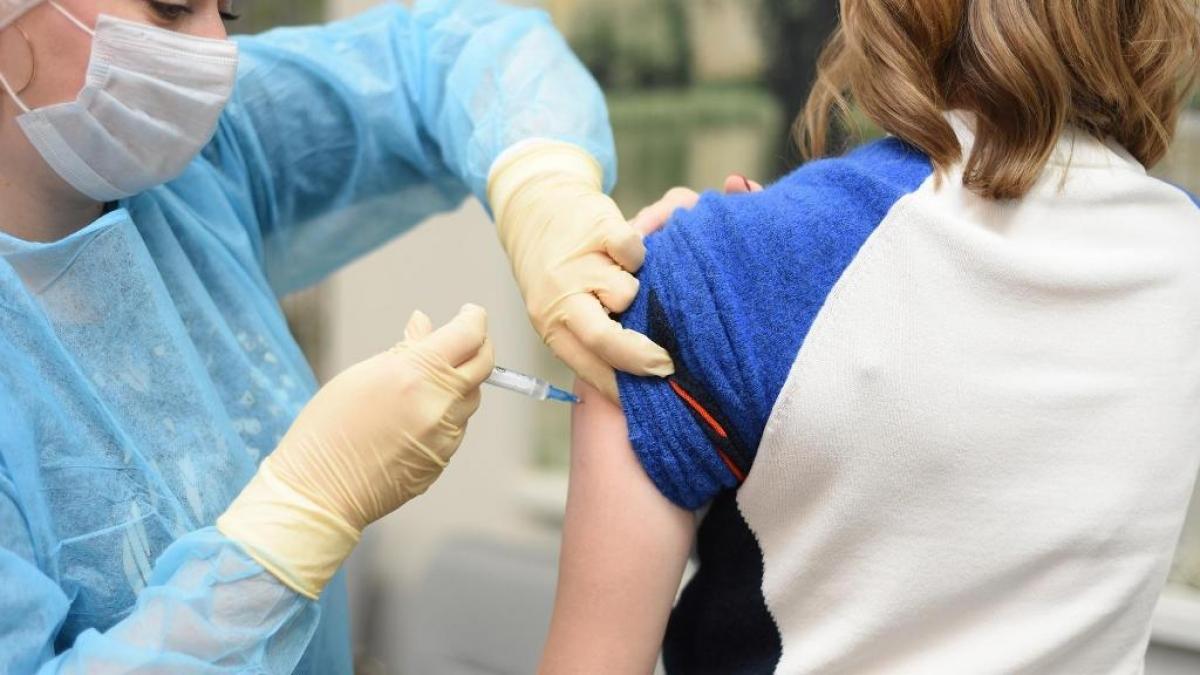 «Все остались живы»: саратовский минздрав прокомментировал случаи заболевания коронавирусом после вакцинации