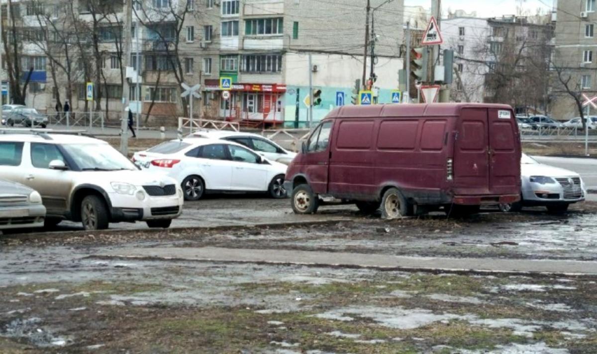 В Энгельсе принято постановление для эвакуации брошенных авто 