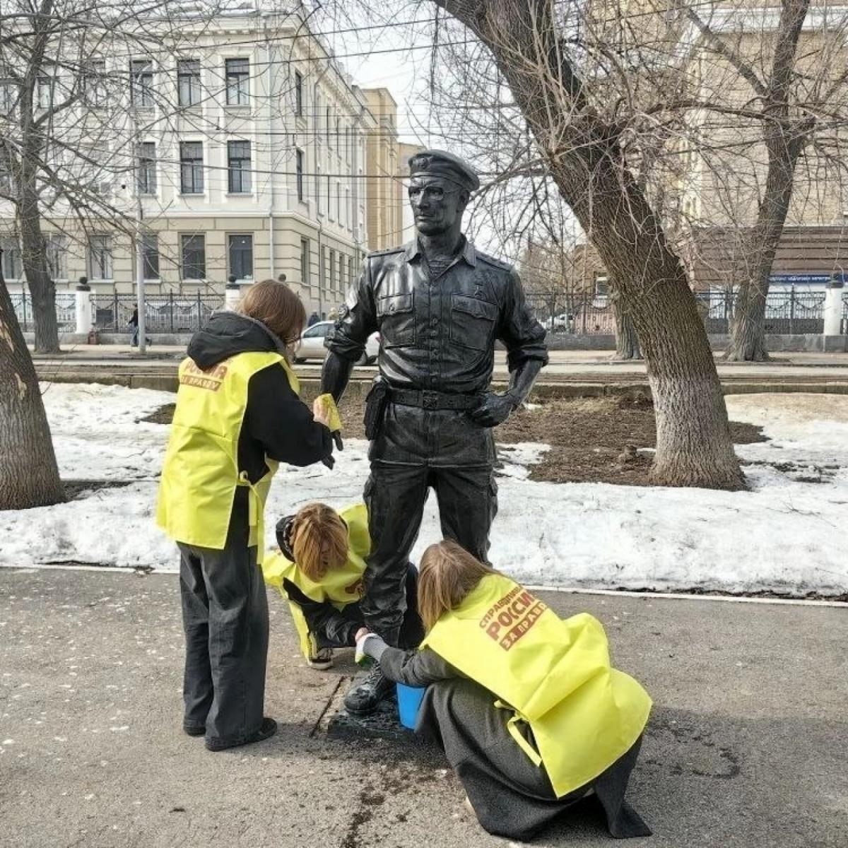 Калинин: активисты СР провели субботник у памятника Герою России Романову