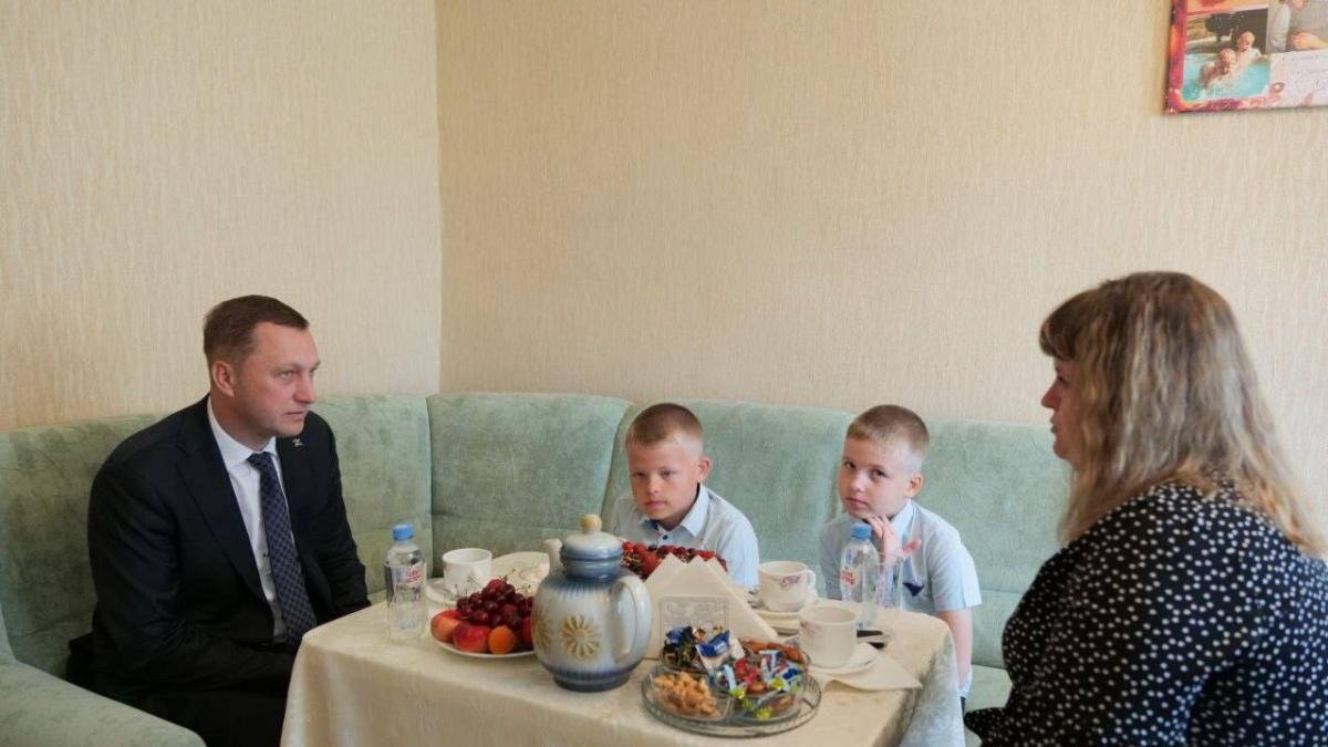 Губернатор Бусаргин побывал в семье участника СВО из Красного Кута