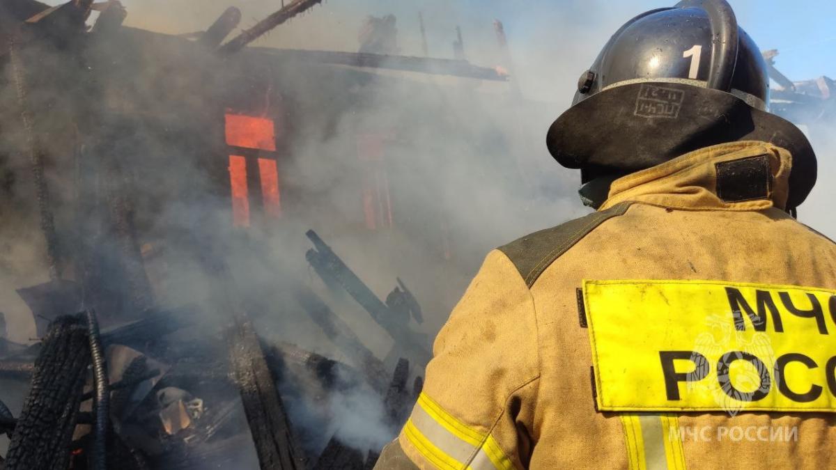 В Саратове горящий дом на Валовой тушат 3 пожарных расчета