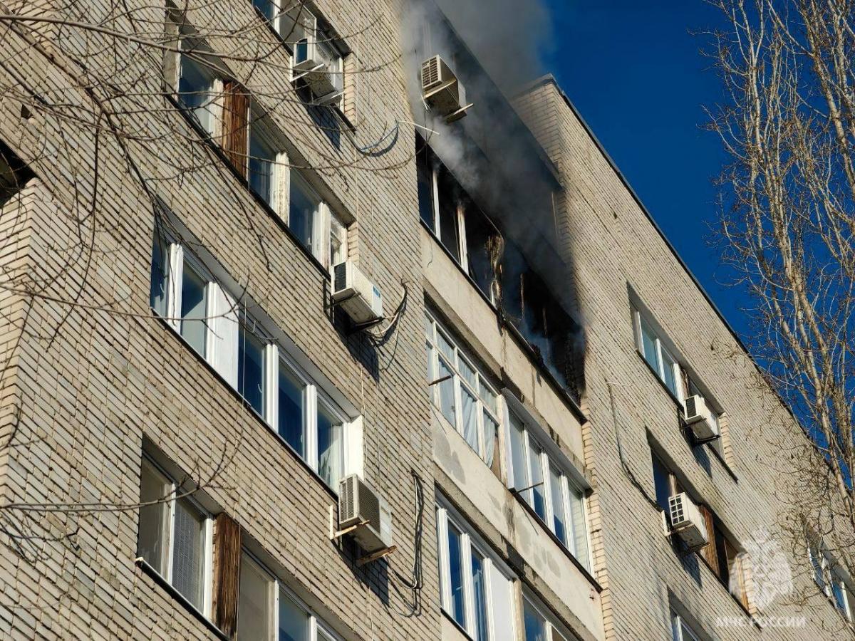 В центре Саратова пожарные спасли из огня женщину на верхнем этаже 