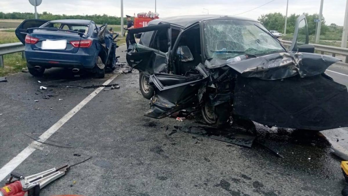 В автокатастрофе под Саратовом погиб водитель «Лады», два пассажира госпитализированы