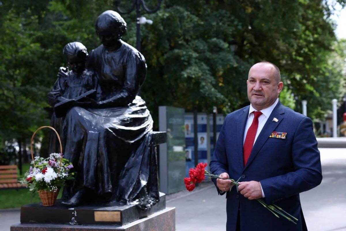 Калинин принял участие в мероприятии ко Дню солидарности в борьбе с терроризмом