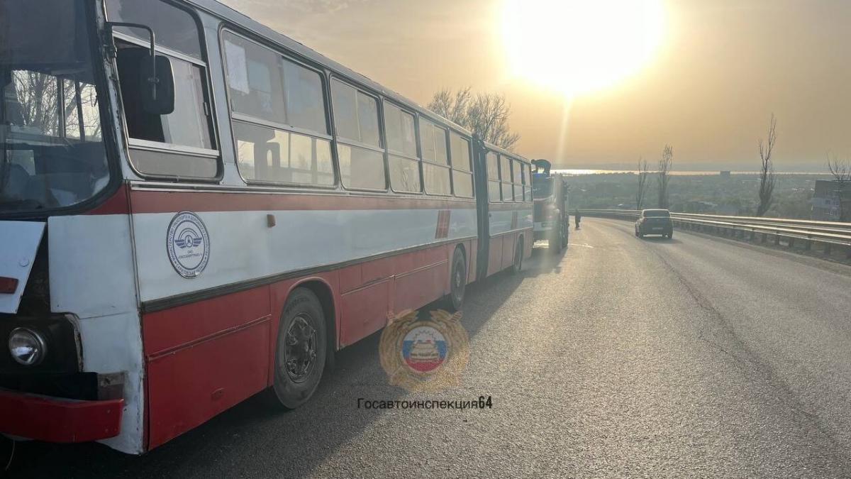 В Саратове после ДТП с дачным автобусом погиб пассажир «девятки»