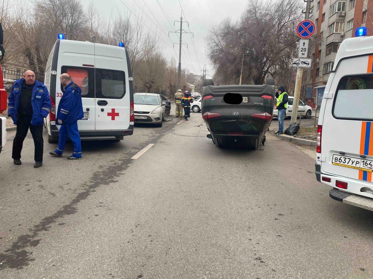 Тройное ДТП в Саратове: «Хендай» перевернулся, водитель «Весты» госпитализирован 