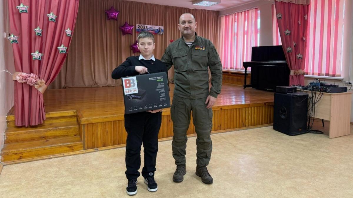 Саратовский депутат подарил школе села Шумейка цифровой проектор