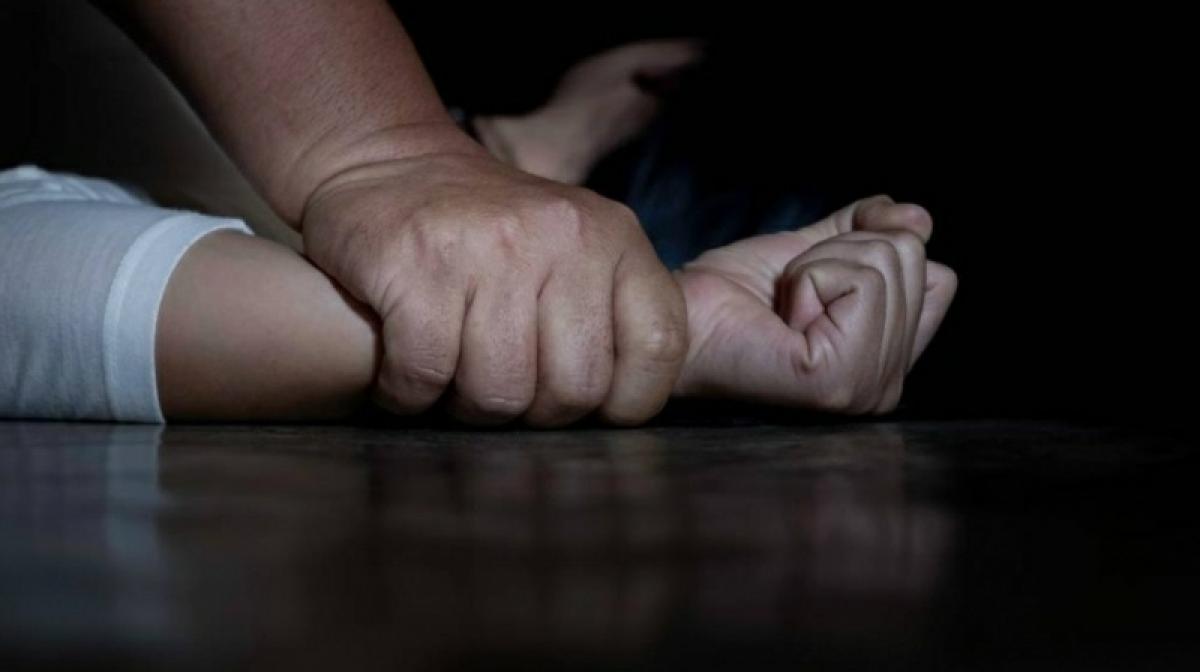50-летний мужчина несколько месяцев насиловал 12-летнюю дочь своей сожительницы