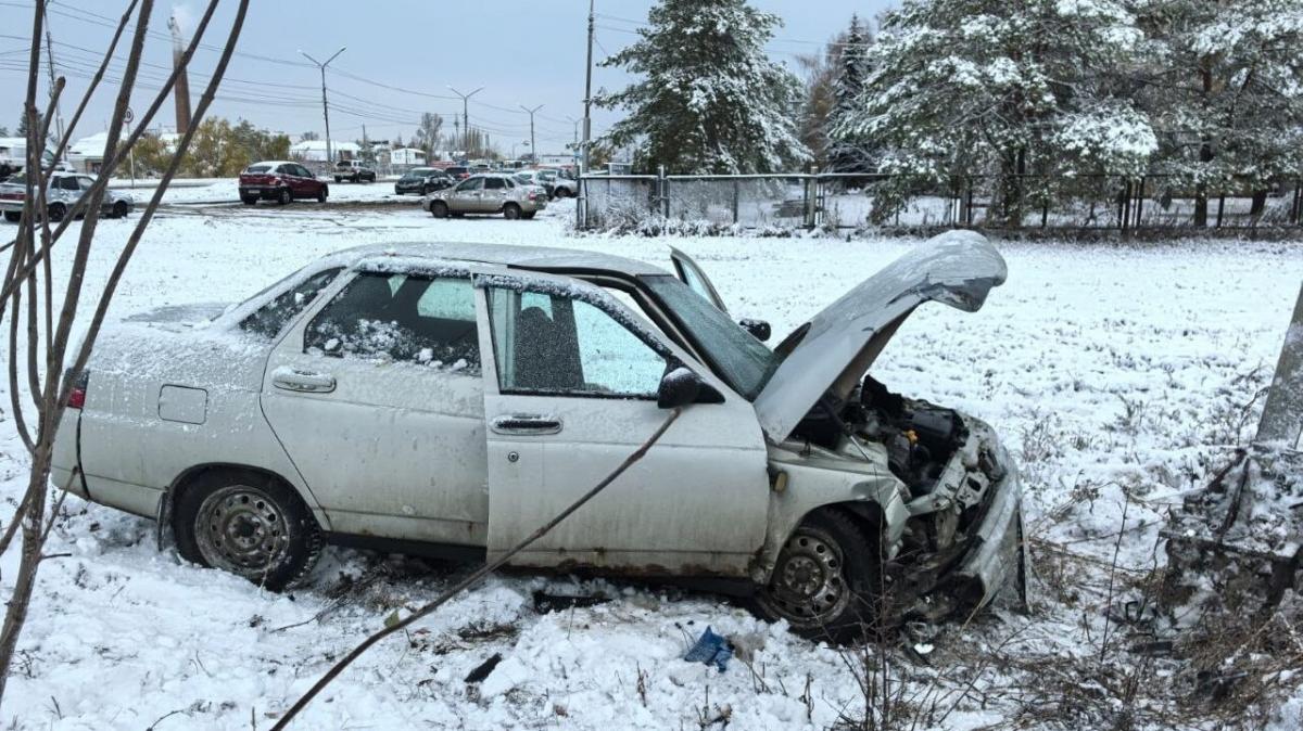 В Энгельсе въехавший в опору ЛЭП водитель «десятки» погиб 