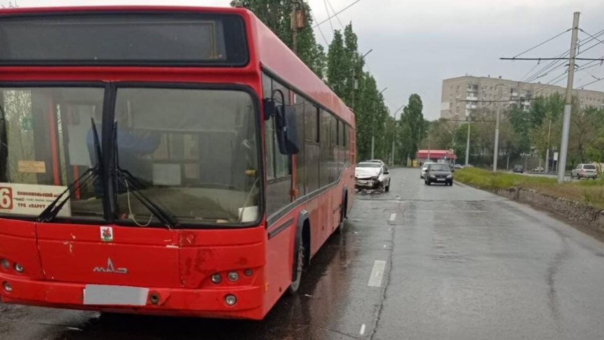 В ДТП с автобусом №6 пострадал водитель ВАЗа на Тульской