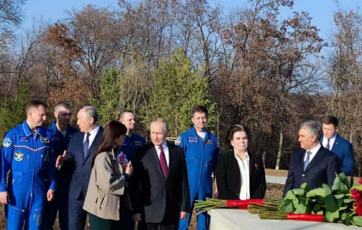 Путин посетил Парк покорителей космоса и возложил цветы к памятнику Гагарину