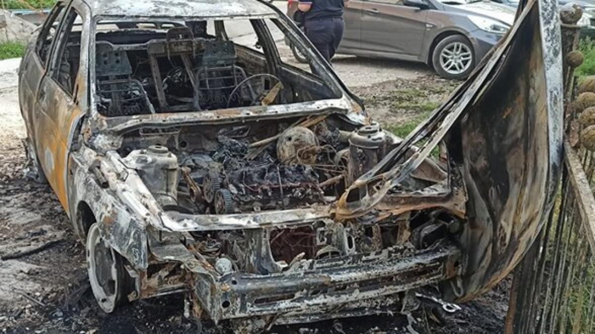 2 автомобиля одновременно сожгли у 33-летней жительницы Вольска 