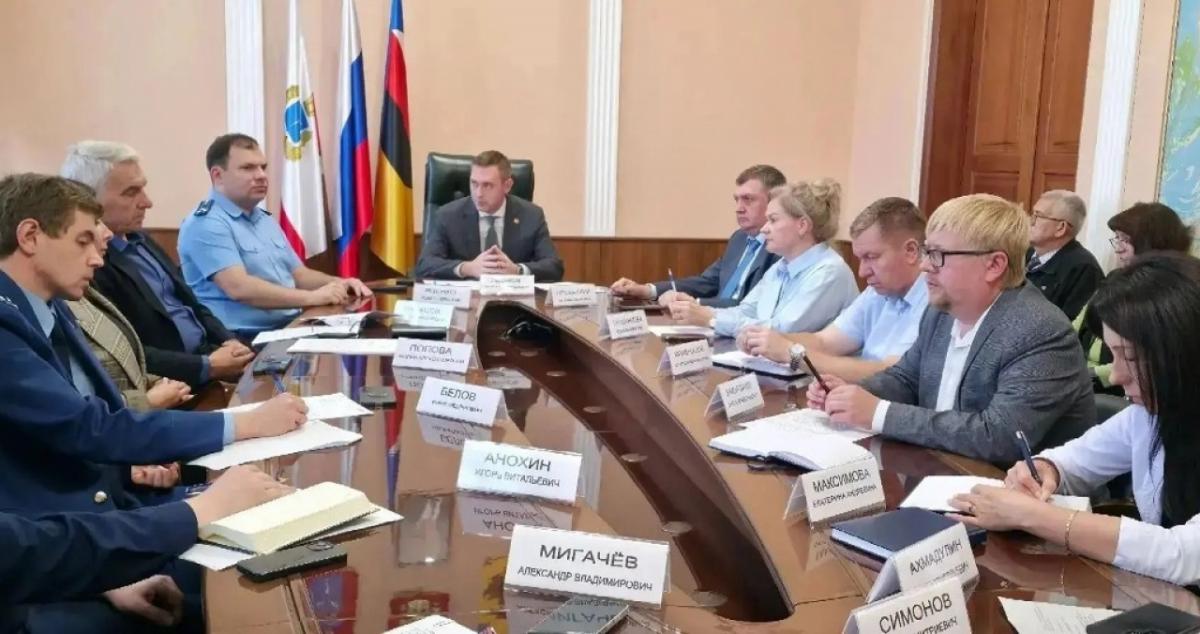 Массовые жалобы на запах в Энгельсе: комментарий главы района Максима Леонова