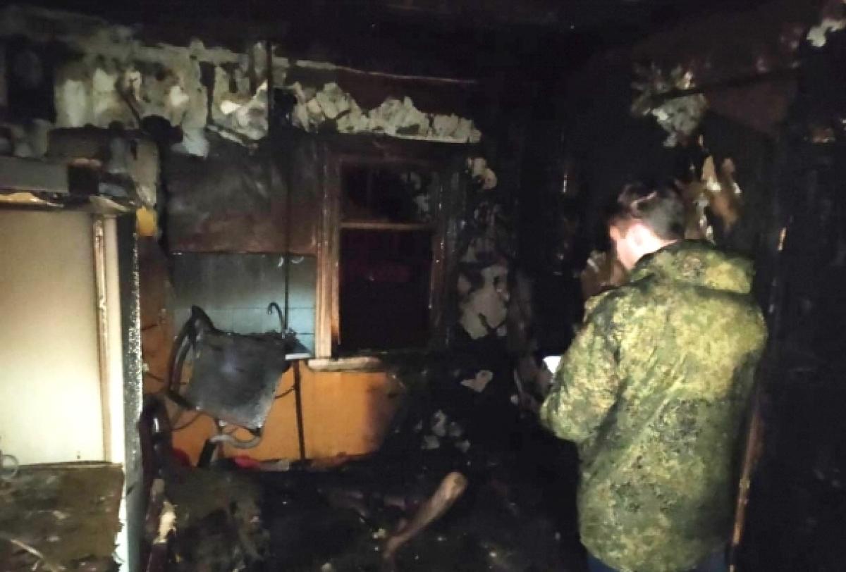 Следователи проверяют обстоятельства гибели мужчины во время пожара в частном доме