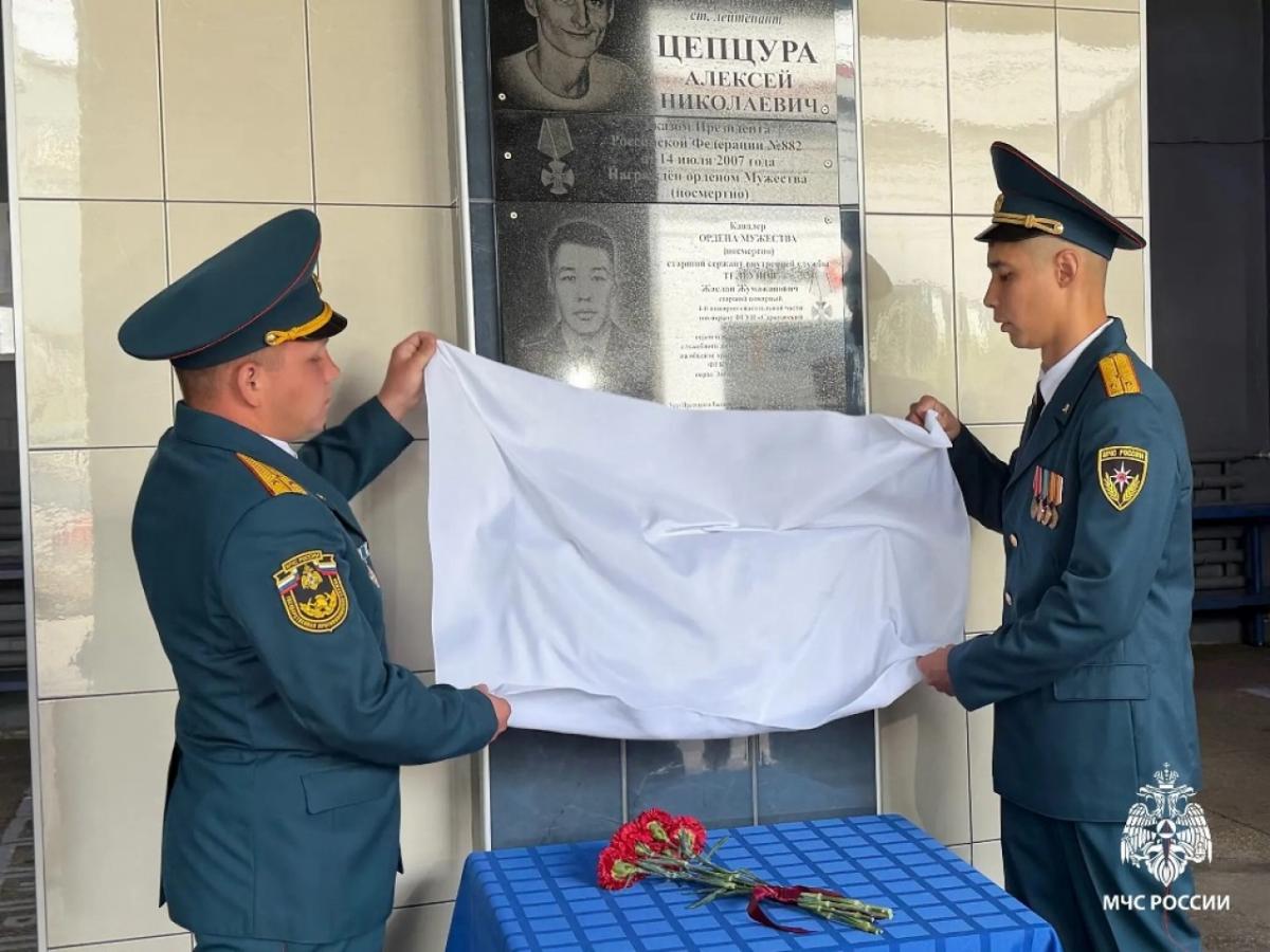 В Саратове увековечили память погибших на пожаре двух сотрудников ГУ МЧС