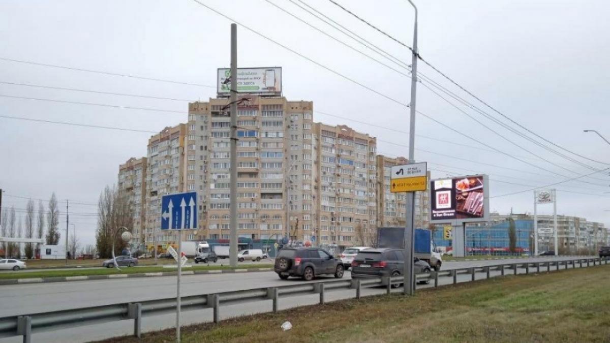 Жители Саратова мокнут на остановке без укрытия в ожидании маршрутки