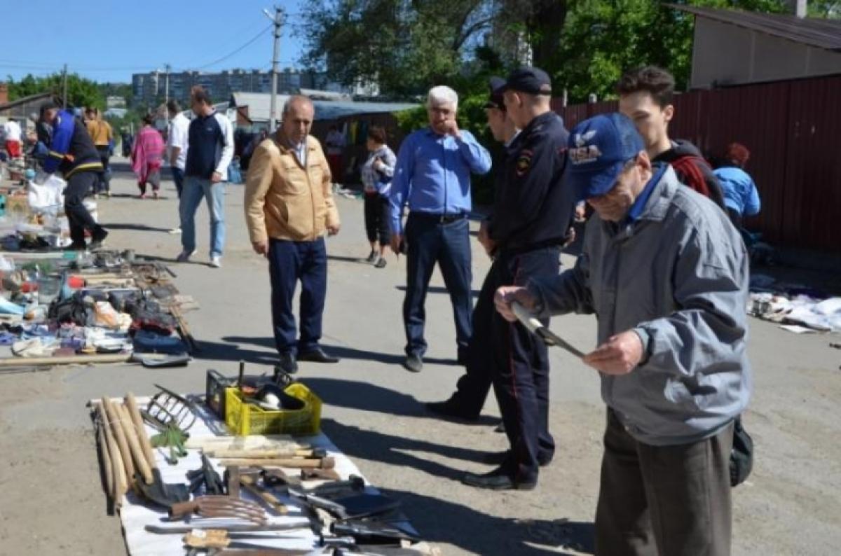 Сетевой опрос: блошиные рынки трогать не надо – люди выживают, как могут