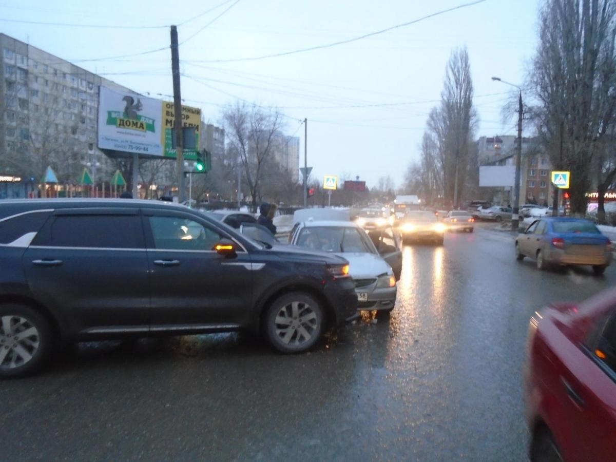 В Энгельсе столкнулись две корейские иномарки, есть пострадавшие